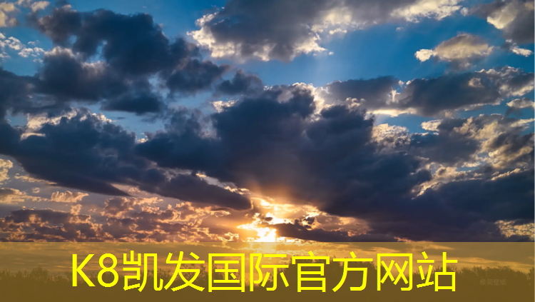 K8凯发国际官方网站：塑胶跑道铺设工人